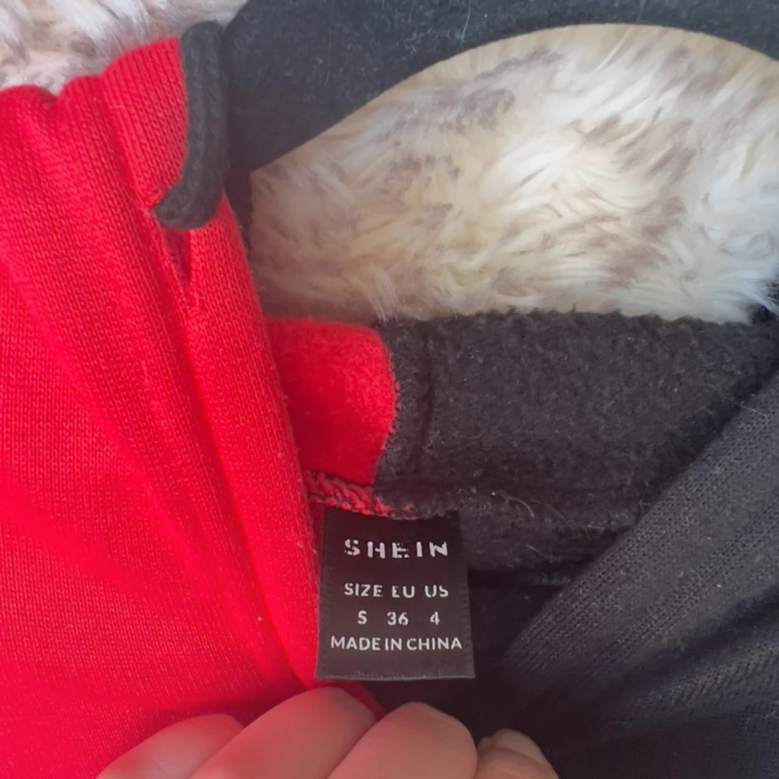 Röd och svart hoodie  - 1