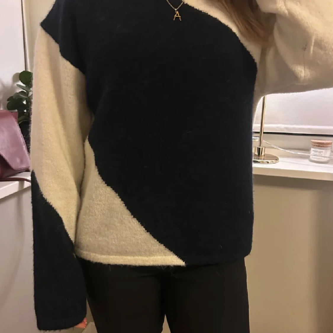 Svart och vit stickad tröja - 1