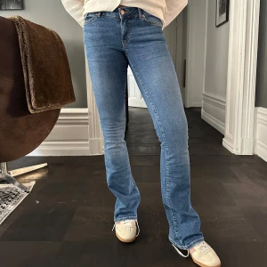 Vera Moda Low waist bootcut jeans  - Säljer dessa snygga Low waist, bootcut jeans från Vera Moda på grund av att de är för små för mig. Jeansen är i storlek 29/34 men skulle mer säga ungefär 26/34. Midjemått: 33cm, Innebenslängd: 85 cm, Ytterbenslängd: 105 cm  Aldrig använda!!