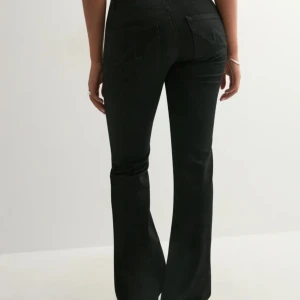 Svarta jeans från Nelly - Säljer dessa super snygga svarta jeans från Nelly (med prislapp kvar) då jag beställde en för liten storlek och inte hann skicka tillbaka! Perfekta nu inför hösten🍁🍁perfekta i längden på mig som är 169cm.                                  Nypris: 699kr                                                                      Jag kan diskutera priset vid snabb affär!!💓💓