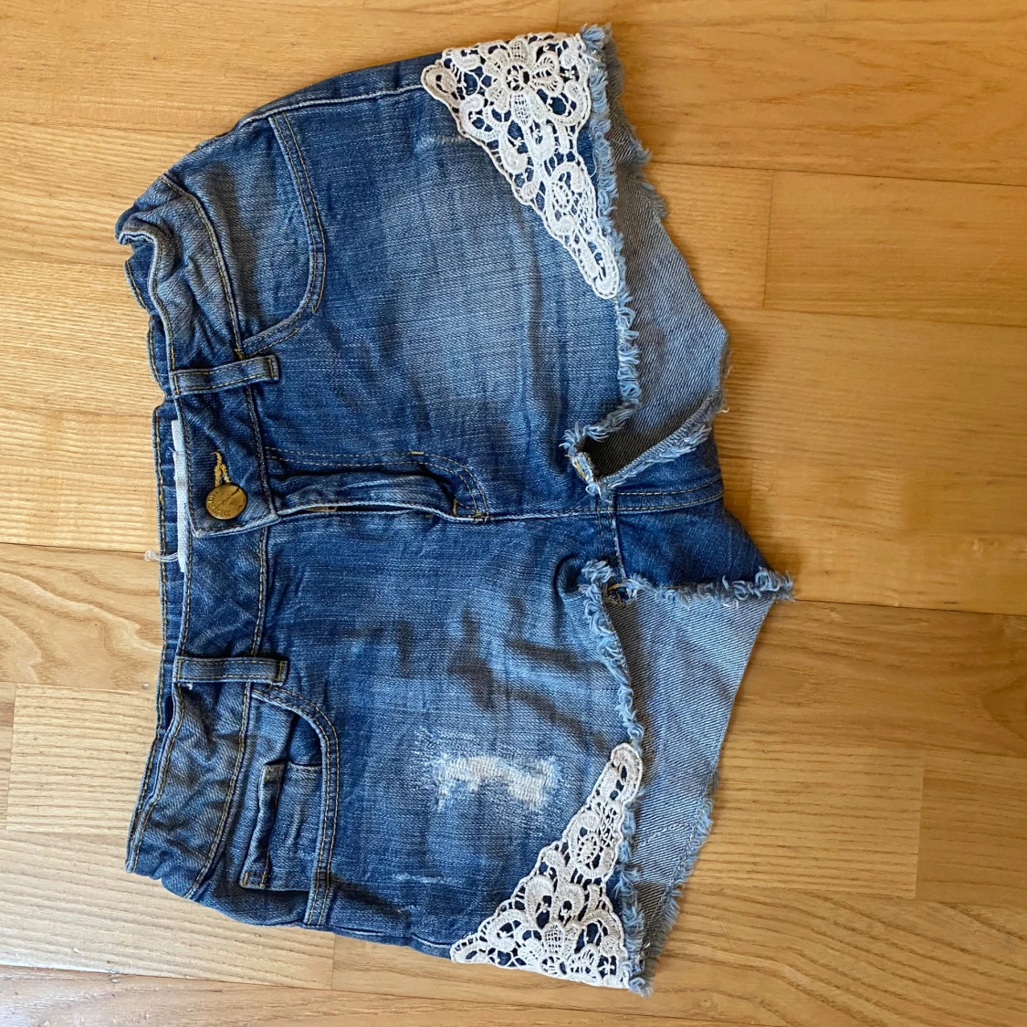 Blå jeansshorts med spetsdetaljer