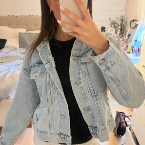 Jeans jacka - Jättesnygg jeansjacka med slitningar från Zara. Jättebra skick, använd ca en gång! Den är från barnavdelningen i storlek 13-14 år, skulle säga att den är som XS😇