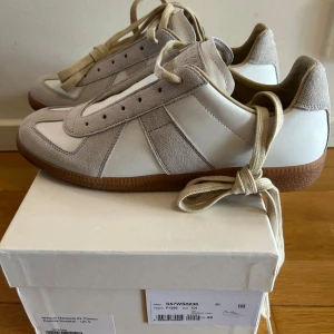 maison margiela gats - maison amrgiela gats supersnygga älskas verkligen av folket. skorna är lNTE äkta men är toppkvalitet använda 2-3 gånger