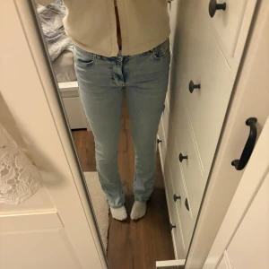 Ljusblå Bikbok jeans - Fina ljusblå jeans från BikBok använd några fåtal gången så väldigt bra skick, inga defekter eller något 