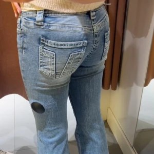 Lågmidjade bootcut jeans - Så sjukt snygga men de är tyvärr lite för korta på mig,storlek 152, jag är 159cm och de krävs inte många cm kortare för att de ska passa i längden, 155cm är nog max längden och neråt. Så ledsen att de inte passade mig, om du inte vill köpa men är intresserad i att byta till denna storlek istället om du har storlek 158 så hör gärna av dig. Skriv om du har fler frågor/vill ha mer bilder/vad som 🥰slutsåld i nästan alla storlekar på hemsidan 