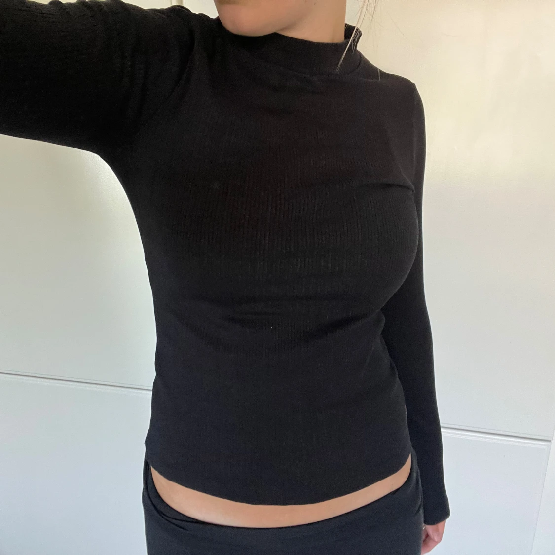 Svart ribbad långärmad tröja - 1