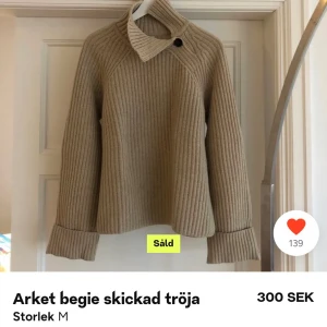 !SÖKER!Beige tröja från Arket - Söker den här tröjan från arket i storlekarna xs,s,m skicka iväg ett meddelandeblad du hade varit intresserad av att sälja 🪷💖