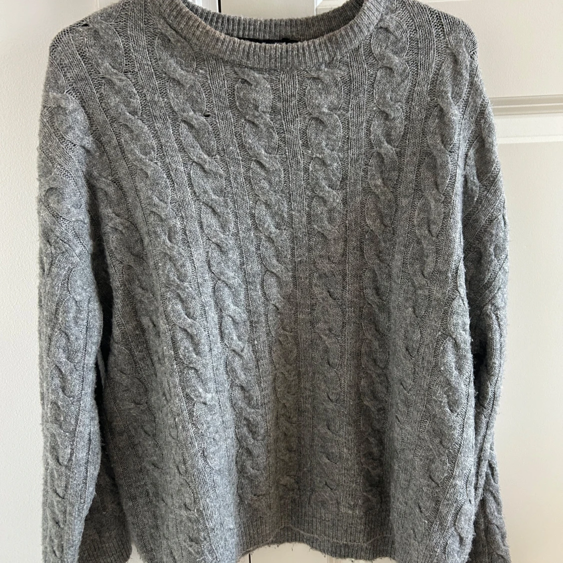 Grå kabelstickad tröja i ullmix - 1