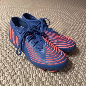 Adidas predator edge 3 - Hej, säljer nu mina oanvända fotbollsskor eftersom att jag aldrig andvände dom utan hann växa ur dom istället, andvända max en gång och man ser inte det på dom utan dom ser sprillans ut. Färgerna säljs inte längre vilket gör dom speciella och unika då de flesta i denna färgen är sönder andvända.