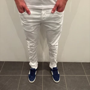 Dondup Jeans George  - Dondup Jeans George! Trendigaste jeansen på marknaden.  Skick= 10/10 (helt nya) Ny pris= 4000 kr Säljs för= 1099 kr (perfekta till sommaren)