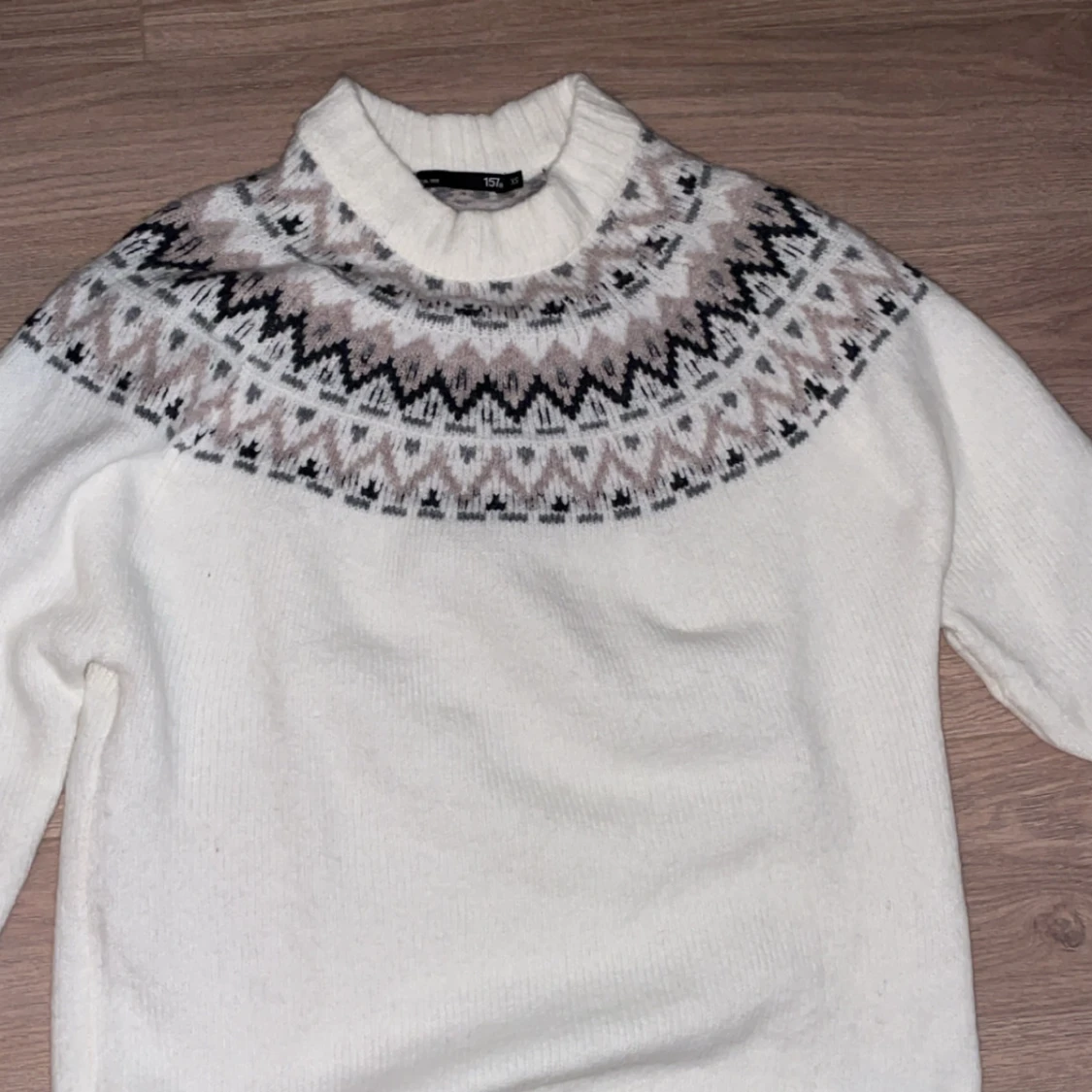 Stickad tröja med fint mönster - 1