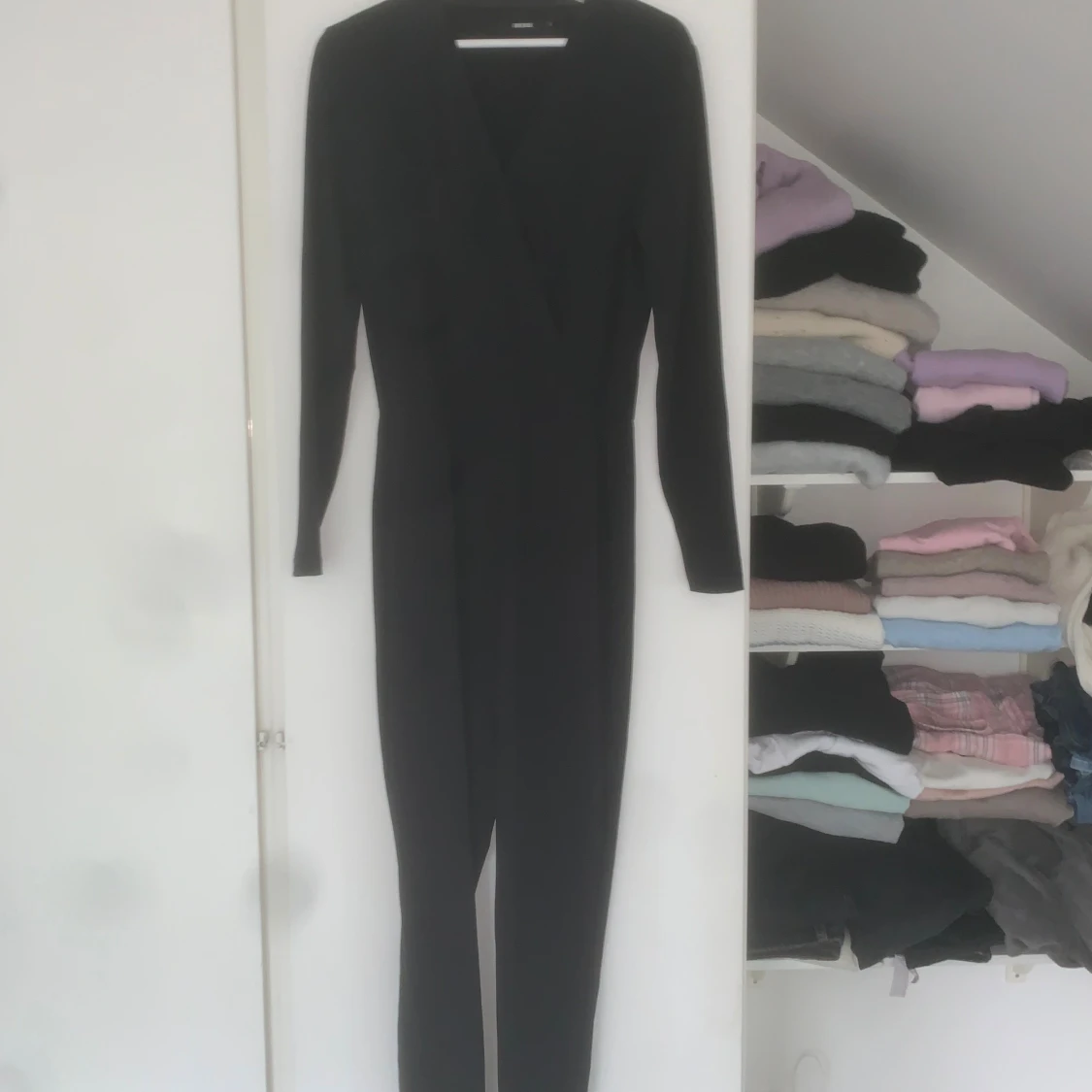 Svart omlottbyxdress från BikBok