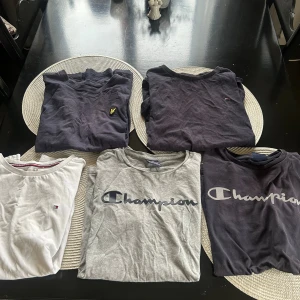 5 snygga märkes T-shirts  - Säljer nu 5 styckna märkes T-shirts som hela högen är i storlek 150-160. Alla tröjor är köpta ifrån kids brand store så de är 100% äkta. Märkena ser ni på bilden annars  är det bara att fråga!