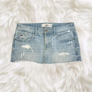 vintage Hollister lågmidjad jeanskjol med revor  - perfekt 2000-tals lågmidjad och kort ljusblå jeanskjol i jättebra skick 🩷läs min sida för mer info 