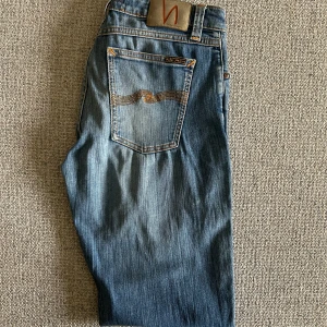 Blå jeans från Nudie  - 🧵 Märke: Nudie jeans (skinny lin) 📏 Storlek: W30 L32 ✨ Skick: Mycket gott skick / Nästan som nya 🎯 Perfekta både till vardags och när du vill klä upp dig lite extra 📦 Snabb leverans – skickas samma dag! 💌 Har du frågor? Hör gärna av dig – svarar snabbt! 