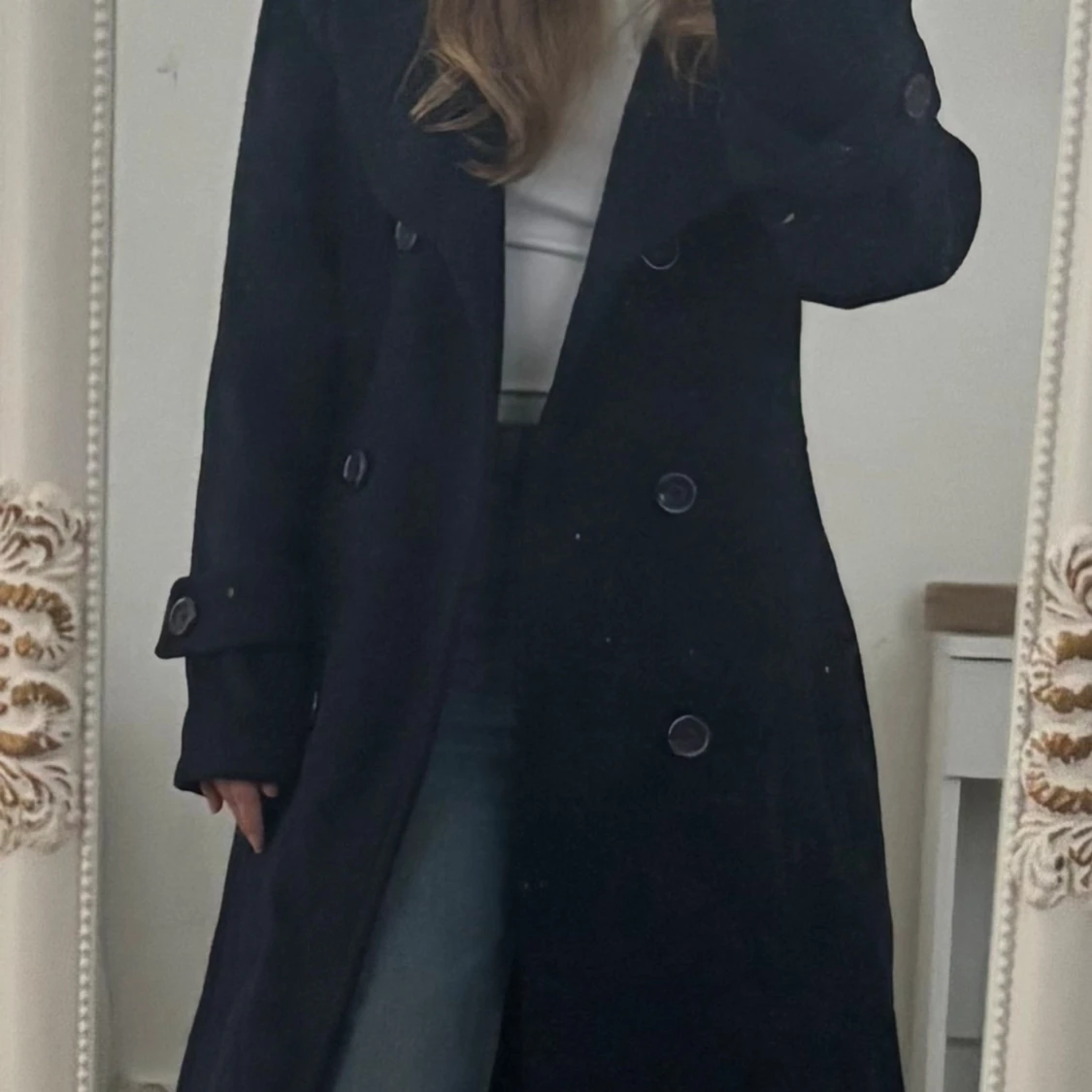 Mörkblå kappa med stora slag