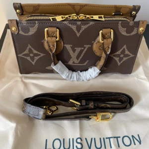 Axelväska  - En axelväska med brun färg.