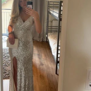 Glitrig balklänning  - Säljer min balklänning som är använd en gång💕Klänningen har inga defekter💕Klämningen är champagne/silvrig i färgen💕