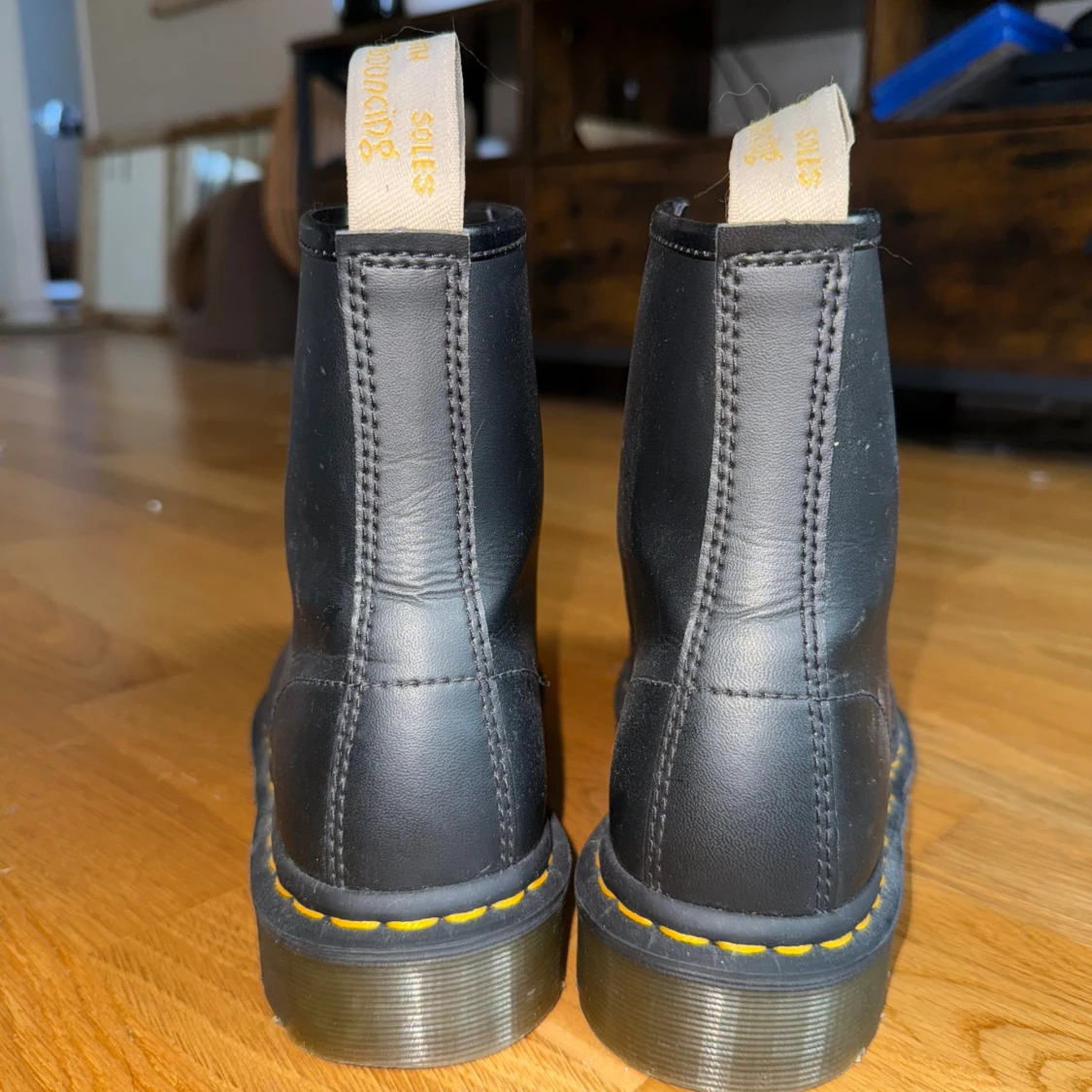 Svarta Dr. Martens boots i veganskt läder - 3