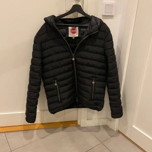 Colmar jacka - Säljer en riktigt snygg Svart colmarjack som passar perfekt på hösten. Jackan är i storlek L. Jackan har två små märken men annars är den som ny. Skriv gärna vid funderingar 👍 Priset är hugget i sten 🪨 ✅