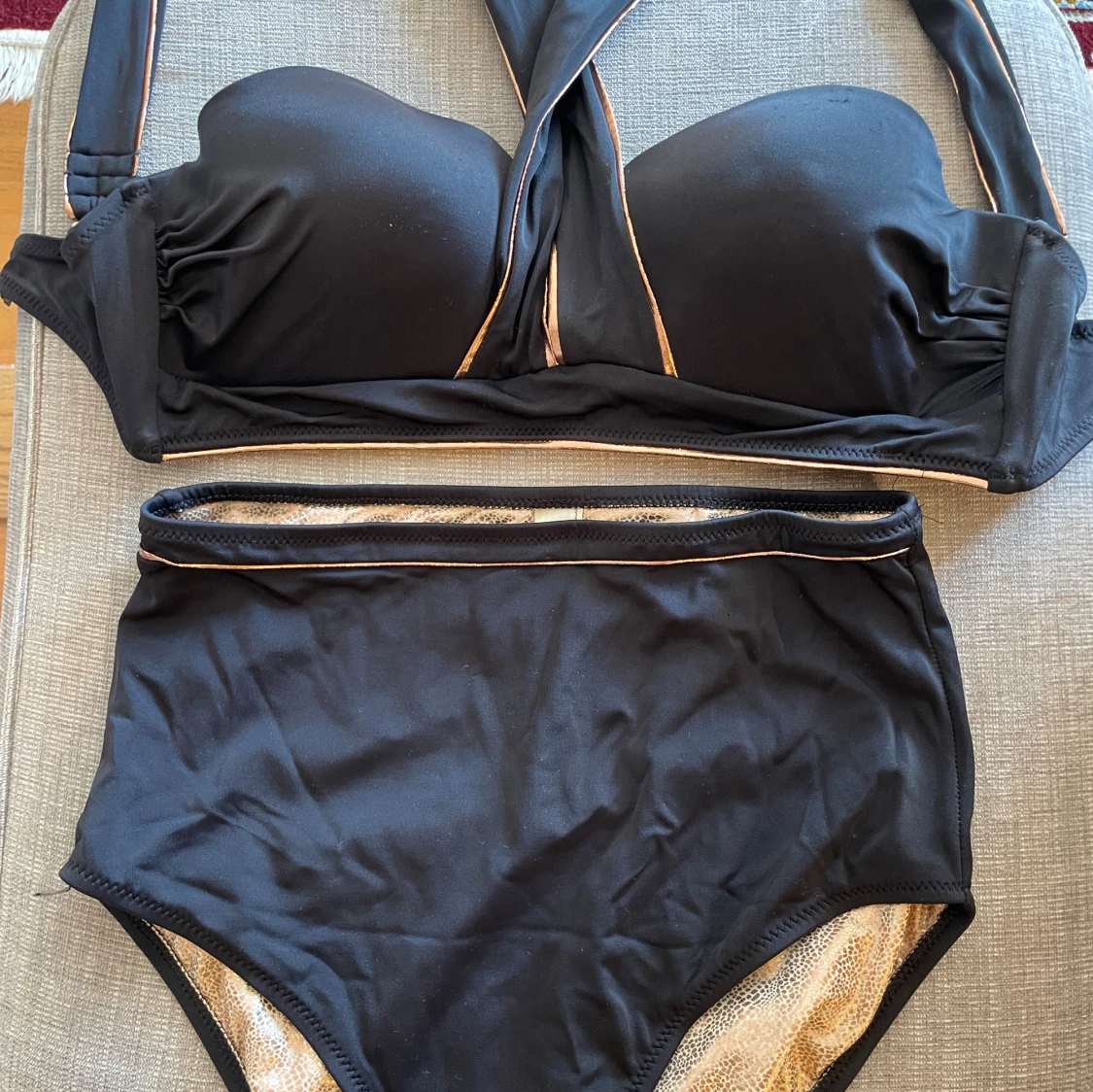 Dagi Svart bikini med guldiga detaljer 