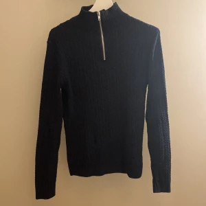 Mörkblå stickad tröja med half zip ASOS - Mörkblå stickad half zip tröja från asos i riktigt skönt och tunt material.                                   OBS!! Tröjan är väldigt liten i storleken och är mer som en small!