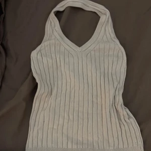 Beige ribbad halterneck från Stockh LM (MQ) - Säljer en beige ribbad halterneck-top från MQ i storlek XS. 