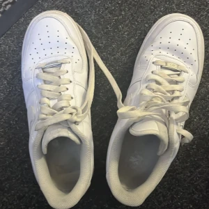 Nike Air Force 1 vita sneakers - Klassiska Nike Air Force 1 sneakers. Begagnad men fortfarande ganska snyggt, pris kan diskuteras