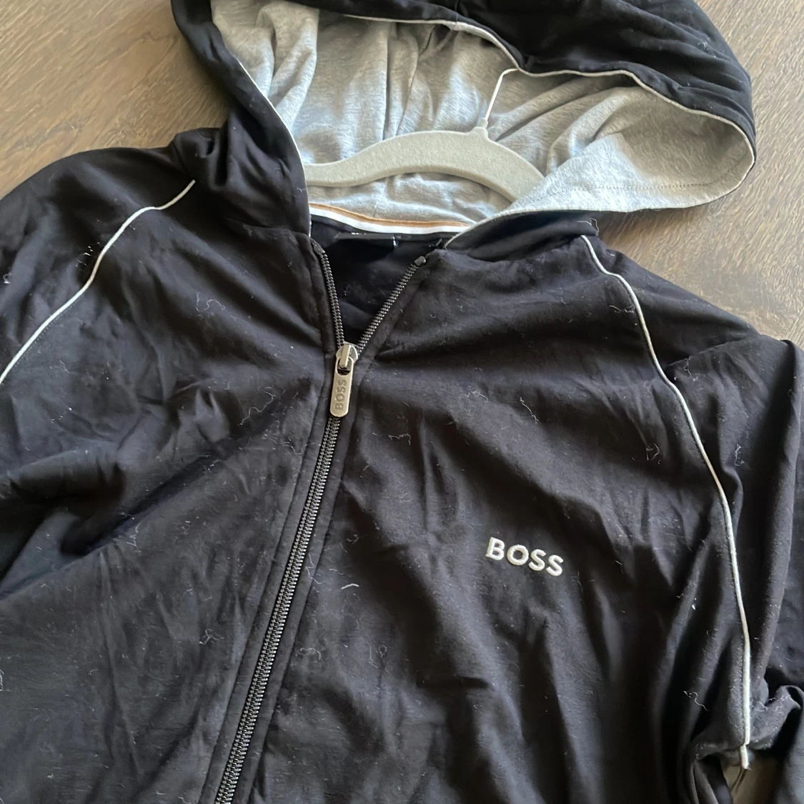 Svart hoodie med dragkedja från BOSS  - 1