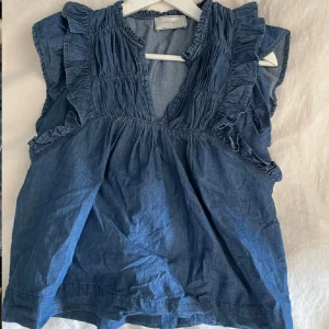 Jeans topp från Neo Noir - Supersöt jeans blus från Neo Noir, mjuk i materialet. Aldrig använd så är som att köpa en ny från butiken. 