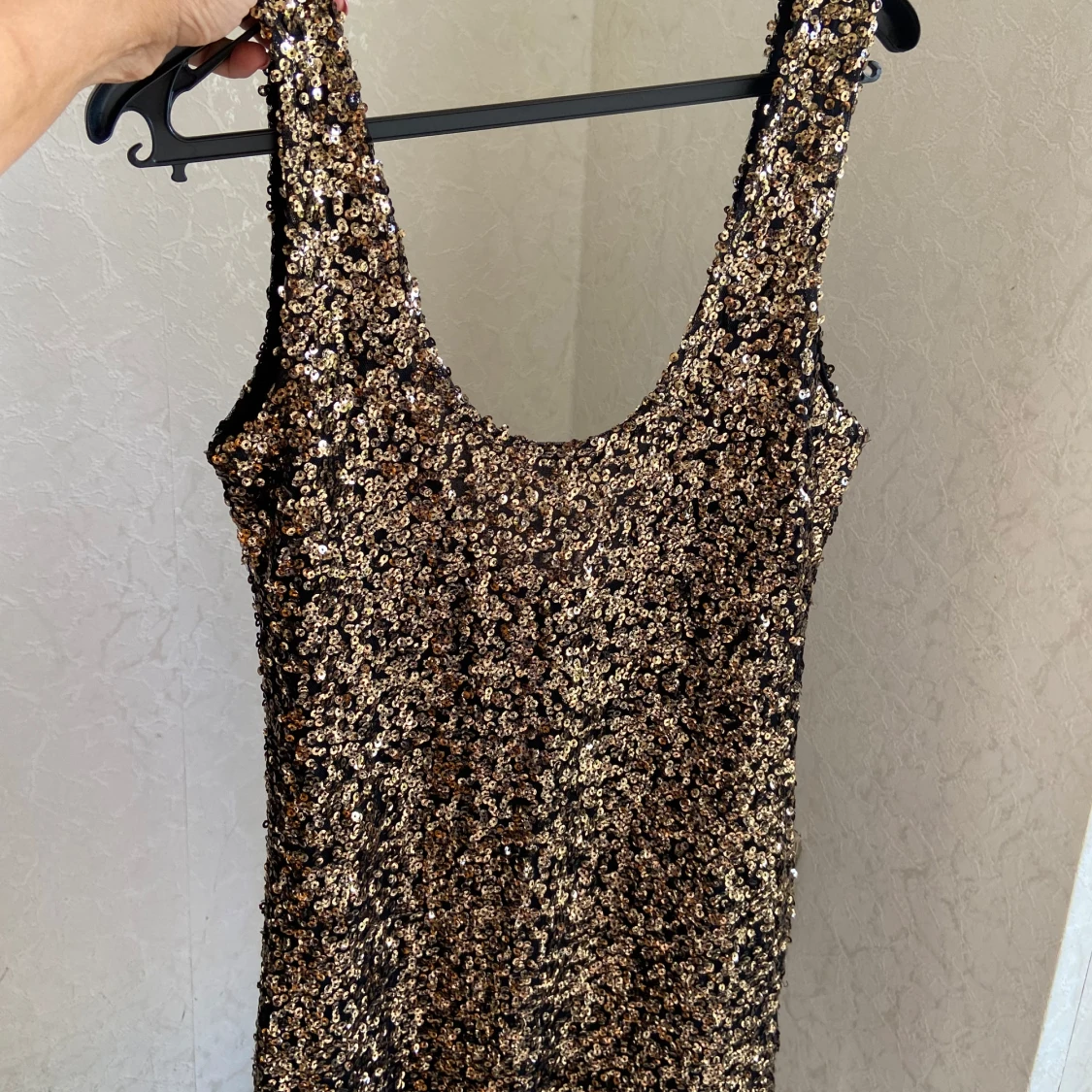 Glittrig paljettklänning i guld st.M-L - 3