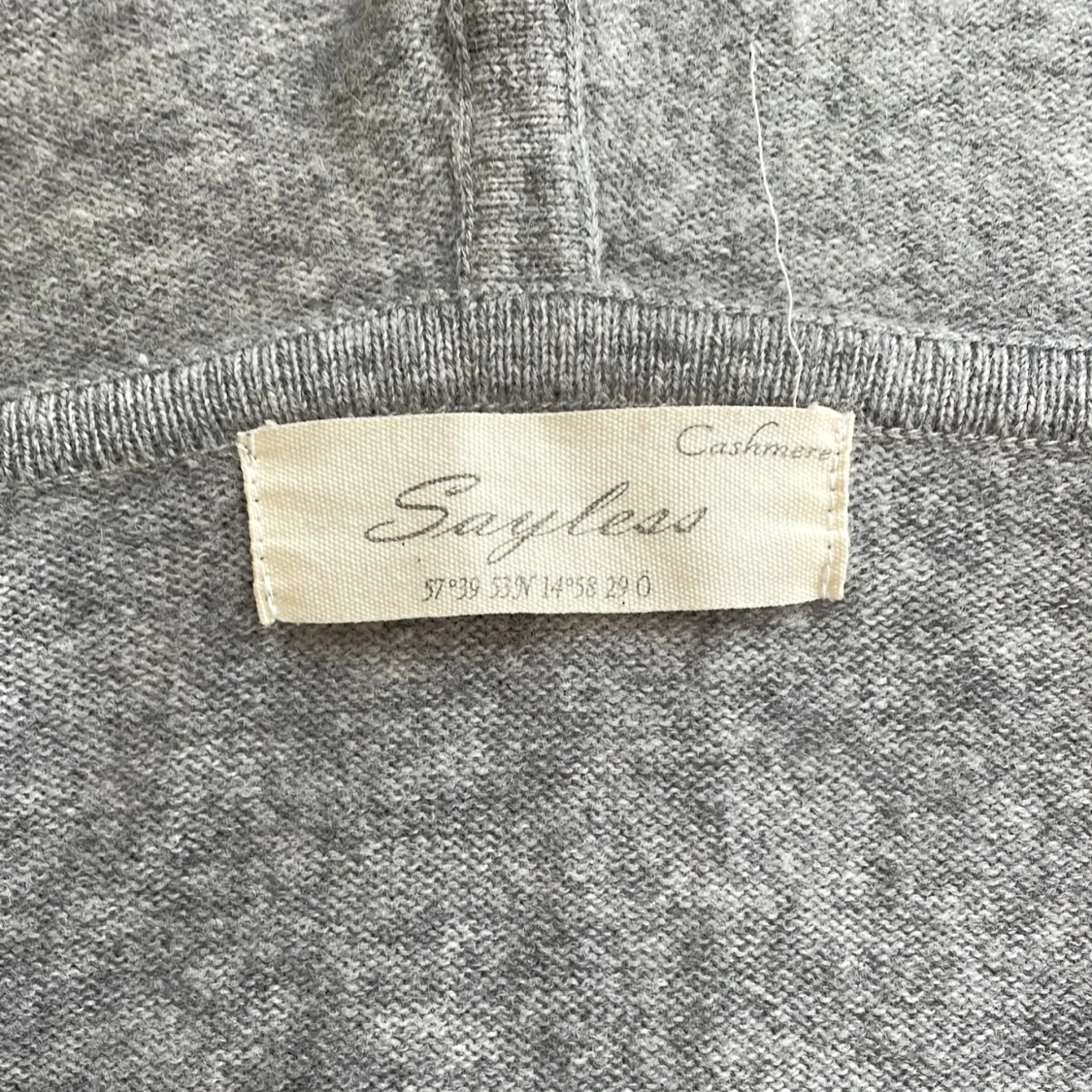 Grå kashmir hoodie från Sayless - 2