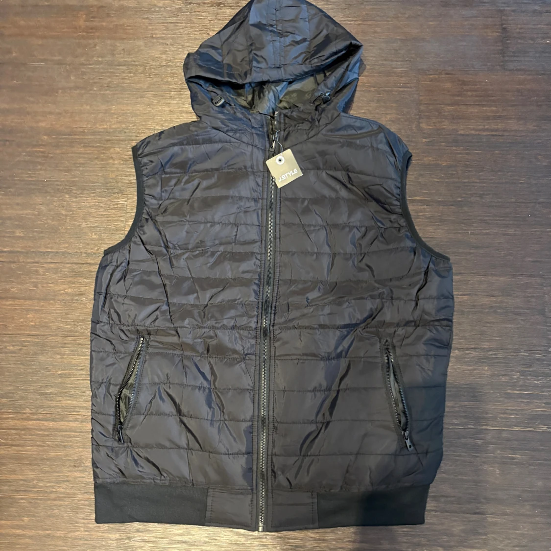 Svart quiltad dunväst från J.STYLE