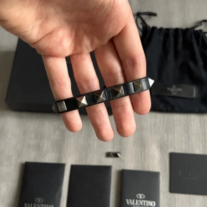 Valentino Armband  - Valentino Bracelet | Storlek: Justerbart | Färg: Svart | Nypris: 3000kr | ActiveResell