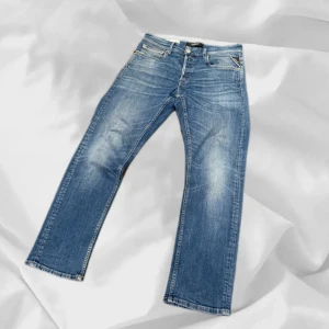 Replay Jeans - Snygga Jeans från Replay (Grover) i Blå, W31, L30 – enkla att matcha och sköna att bära. Ett stilrent val, noggrant utvalt med omsorg av AM Clothing.  📩 Frågor? Hör gärna av dig! 📲 Följ oss här på Plick för fler uppdateringar. ♻️ Tack för att du handlar mer hållbart med AM Clothing!