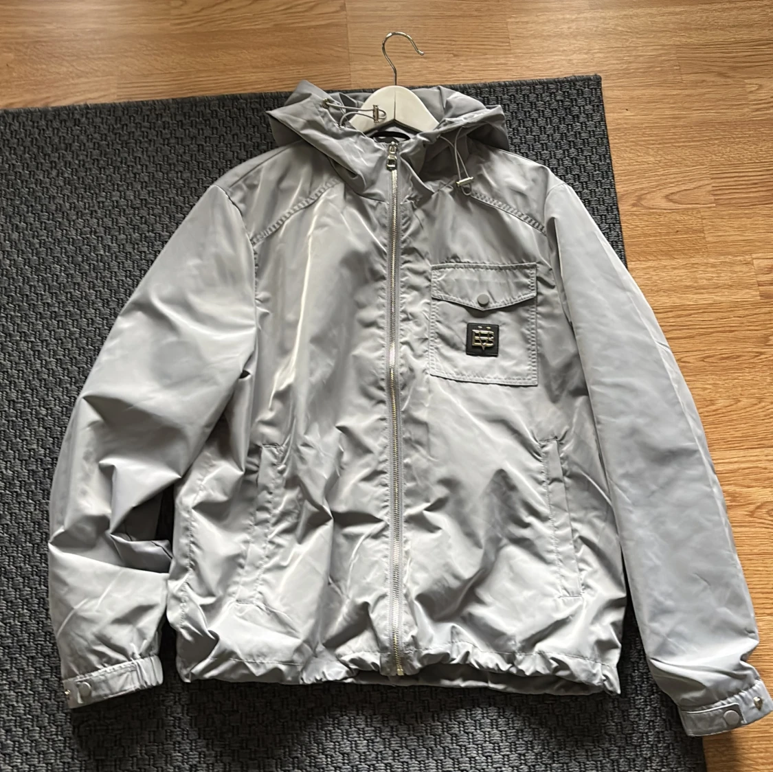 Ljusgrå vindjacka från Bvaldi, M