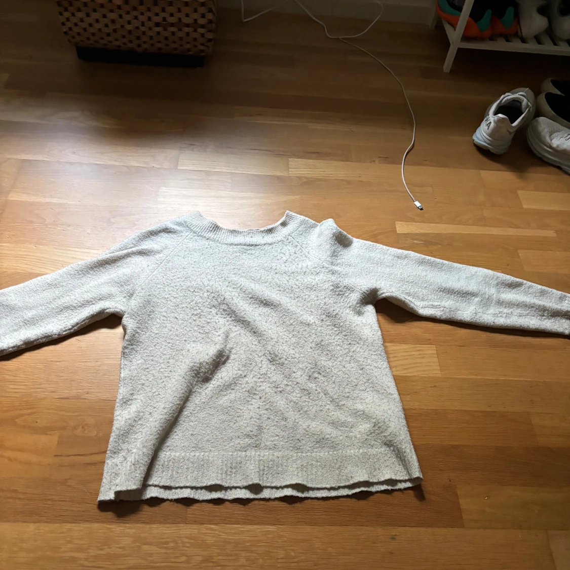 Beige/gräddvit stickad tröja med rund hals