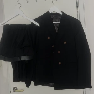 Bröllop kostym - Jättefint kostym men den har blivit stor för mig jag har gått ner i vikt. 