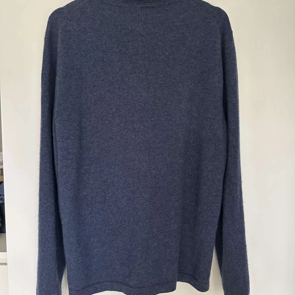 Blå kashmir pikétröja från Luca Faloni - 1