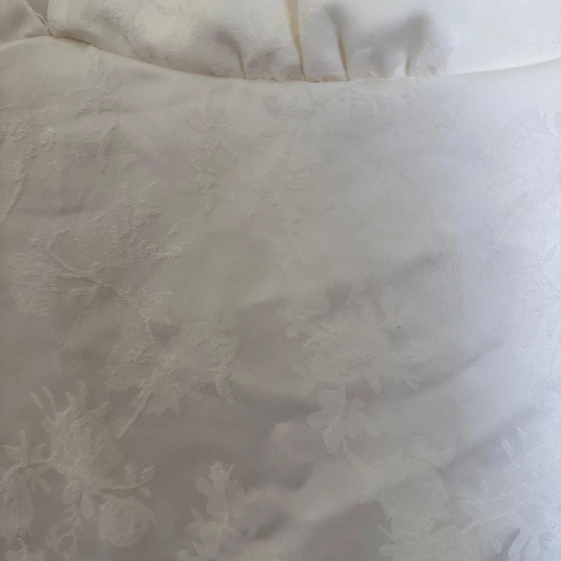 Vit linnetopp i satin - 2