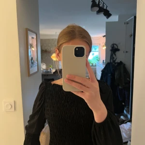 Svart off shoulder tröja  - Bra skick men lappen är avklippt så har ingen anning om var den är ifrån💕 Skriv för frågor eller fler bilder!         Stockholmstil y2k rosa spets 2000s linne topp tröja stickad