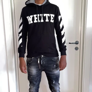 Off white hoodie strl XS - Säljer en Off white hoodie. Storlek XS. Helt ny. Fin replika med grym kvalitet. Pris: 799kr. Först till kvarn som gäller. Skickas direkt inom 24 timmar 