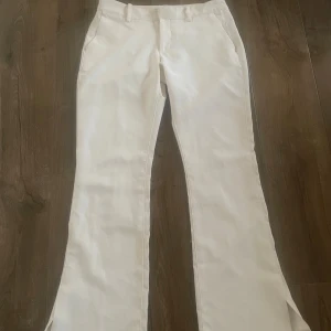 Vita kostymbyxor - Inga defekter eller tecken på användning, slits nedtill, pris kan diskuteras