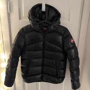 Svart pufferjacka från Colmar - Säljer en svart glansig pufferjacka från Colmar. Passar mig med XS/S men står stl 154 inuti! Nypris 4599, säljer för 2800kr🥰