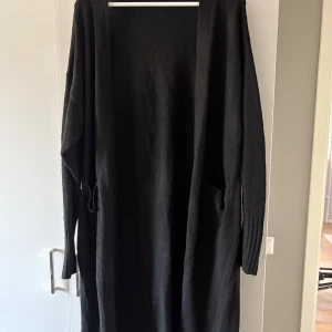 Lång kofta - Från lager157. Låg kofta med fickor