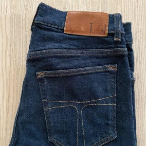 Tiger Of Sweden 30/34 - Säljer nu ett par snygga och moderna Tiger Of Sweden jeans i strl 30/34! Är i en snygg mörkblå färg som kan kombineras med mycket! Model-EVOLVE Nypris-1599
