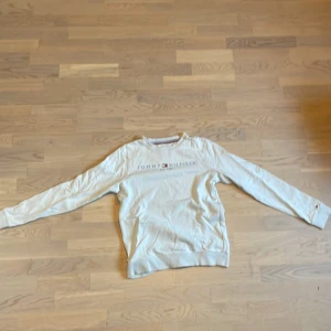 Ljusblå sweatshirt från Tommy Hilfiger - Ljusblå sweatshirt från Tommy Hilfiger. Den är knappast använd och det är därför jag säljer den, skriv vid funderingar. pris kan diskuteras!