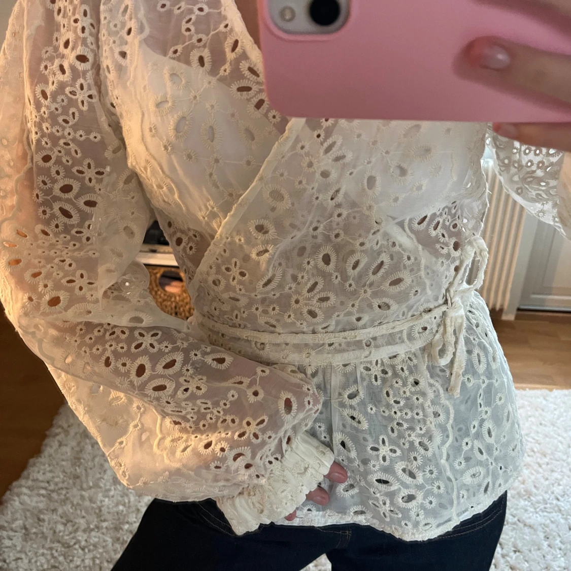 Vit omlottblus med spetsdetaljer - 2