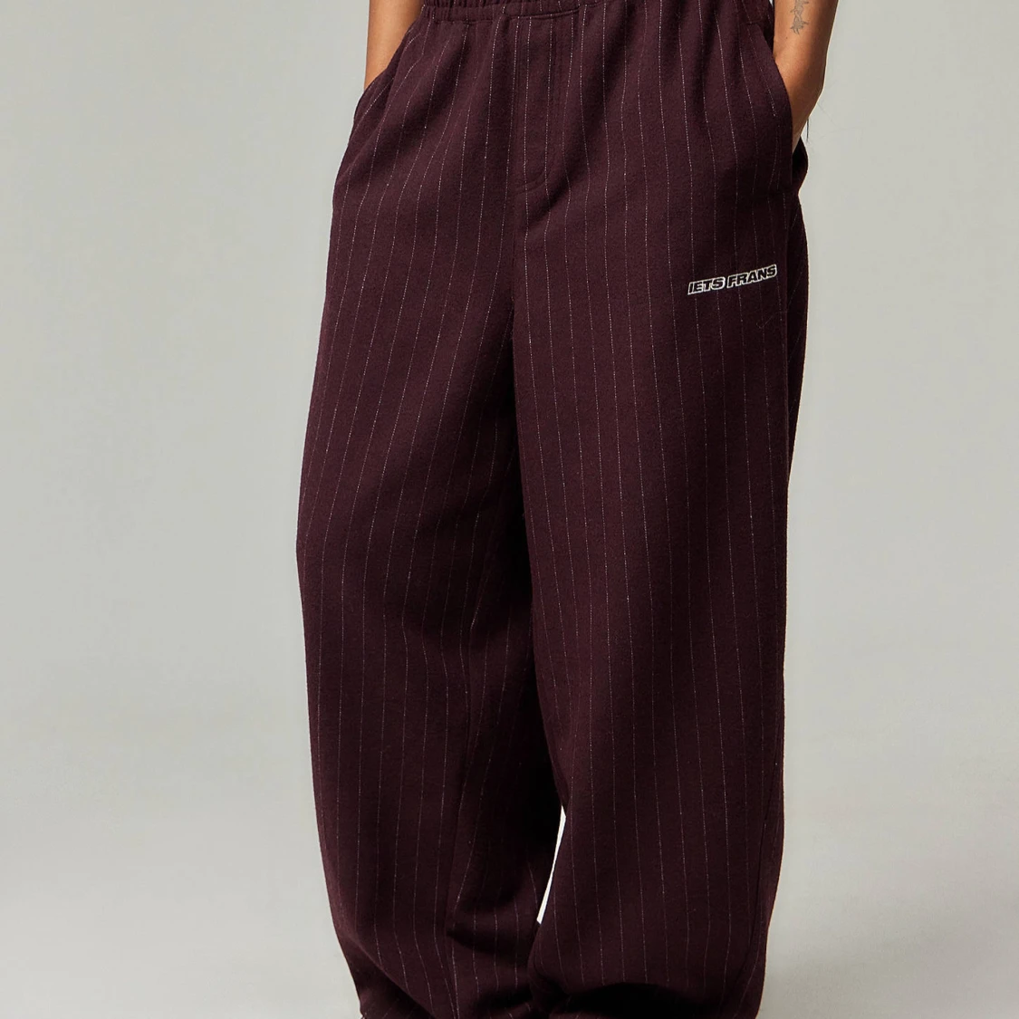 Vinröda baggy byxor från Iets Frans