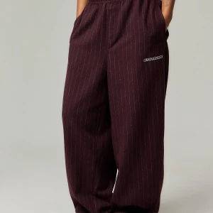 Vinröda baggy byxor från Iets Frans - Vinröda baggy mjukisbyxor från Iets Frans med tunna vita ränder. Modellen är wide fit med resår i midjan och fickor på sidorna samt bak. Perfekta byxor för att dansa i!💗 köpte dom på vinted för 800kr men dom var inte i det materialet säljaren beskrev dom🥲dom är sköna i sig men matrialet är lite stickigt.